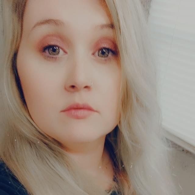 Hello my name is Lindsay I'm 29 and I'm just a single mom trying to make a living .