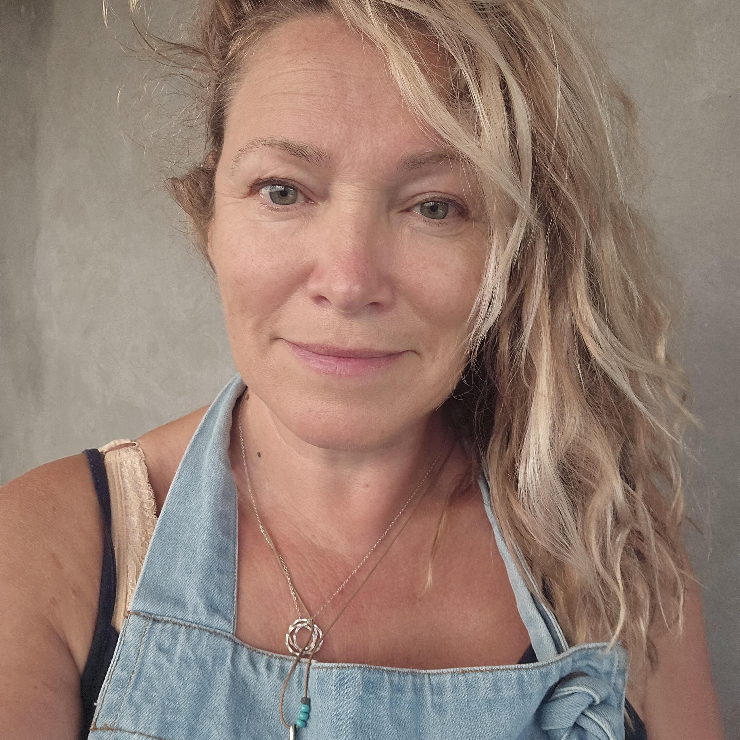Experienced House Sitter in Dorset, England Trustworthy and Reliable Services