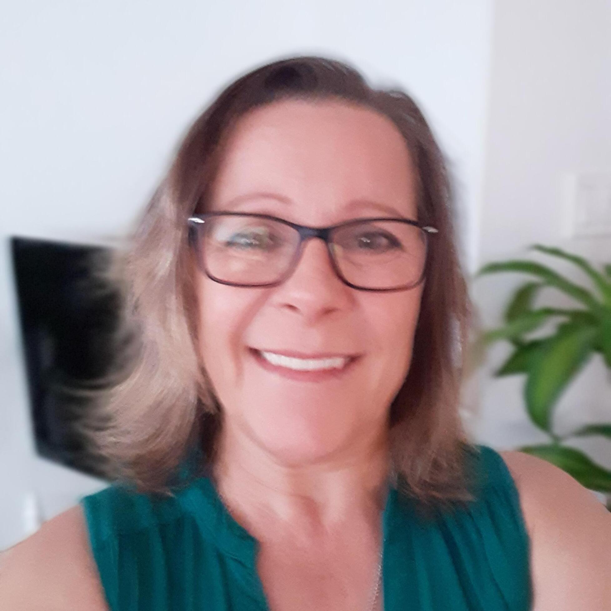 My name is Cathy, I offer my service as house cleaning and Airbnb