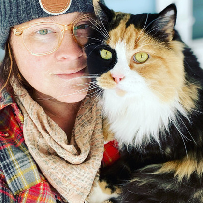 I’m Missy, your local kitty sitter! 😻 As a feline fanatic, I know how important emotional support is while you’re away.