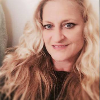 Simi Valley House and Petsitter Interviewing For Being Hired. I will treat your pet as if they were my own.
